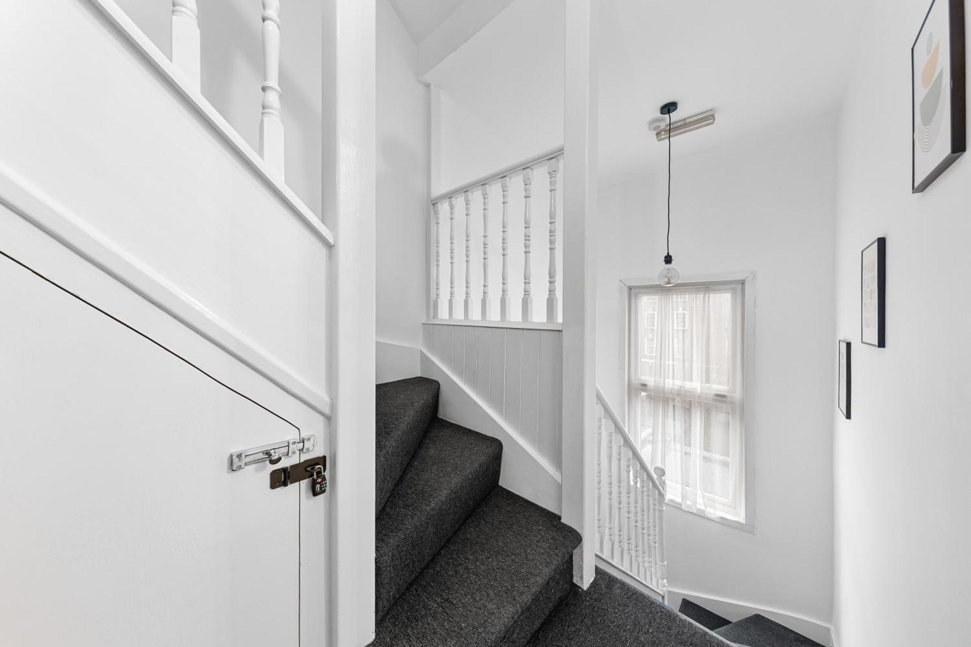 Apartment Central & Modern 1 Bed Apartment - 3Min To Train Station & Sleeps 4 - The Holloway Suite *